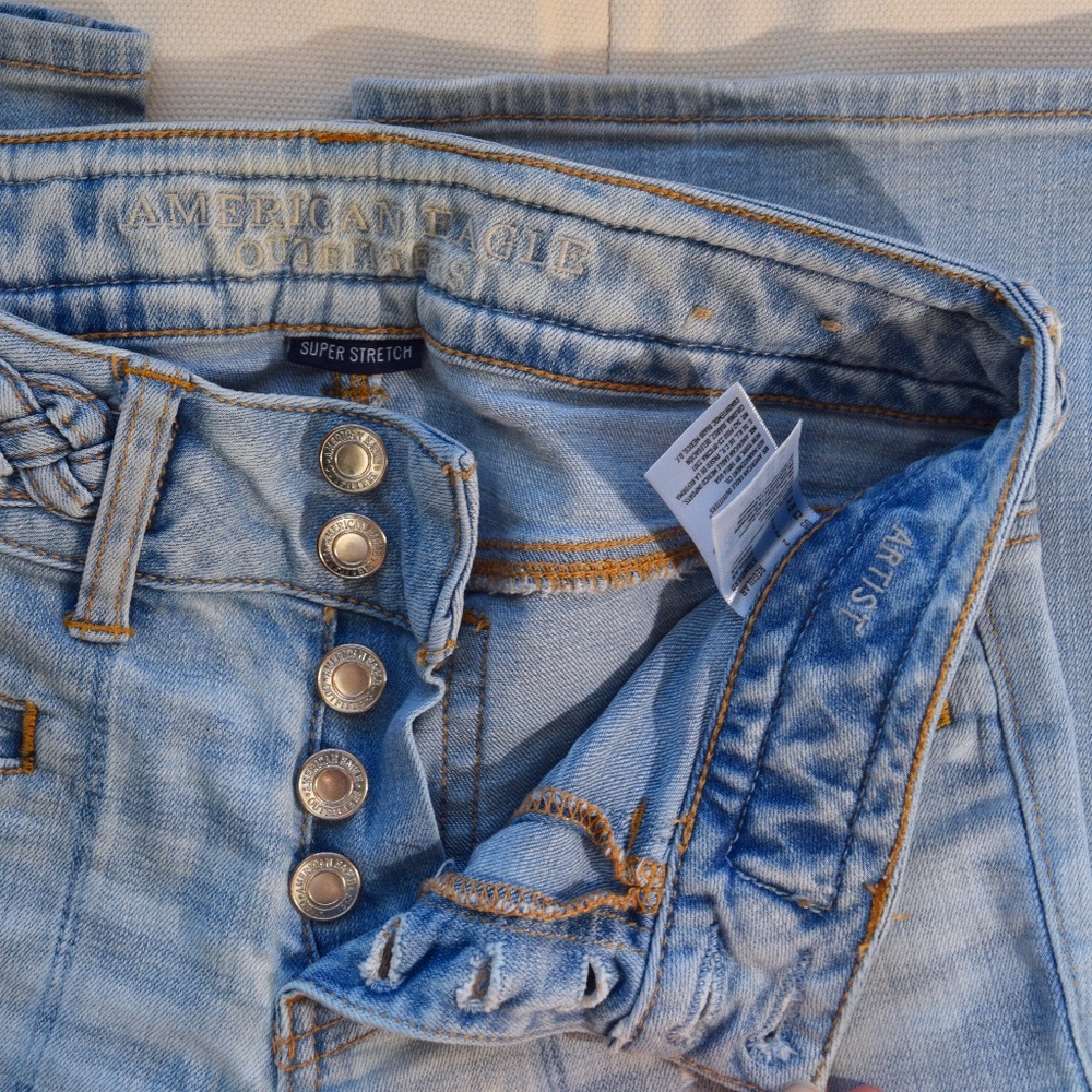 AE Button-Fly Distressed Artist Jean